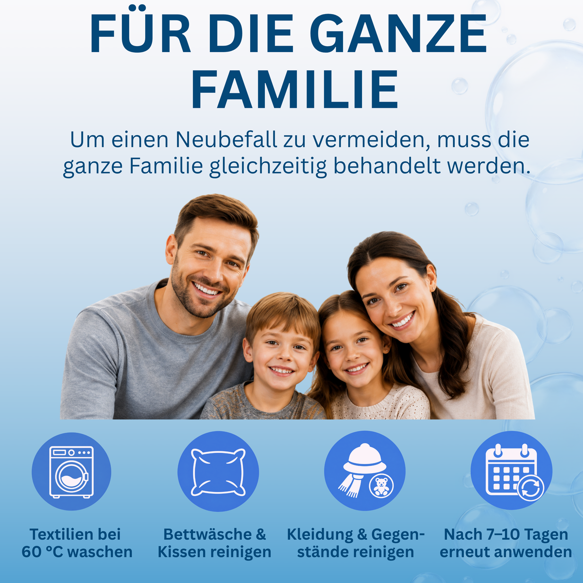 Eltern mit zwei Kindern lächeln.
