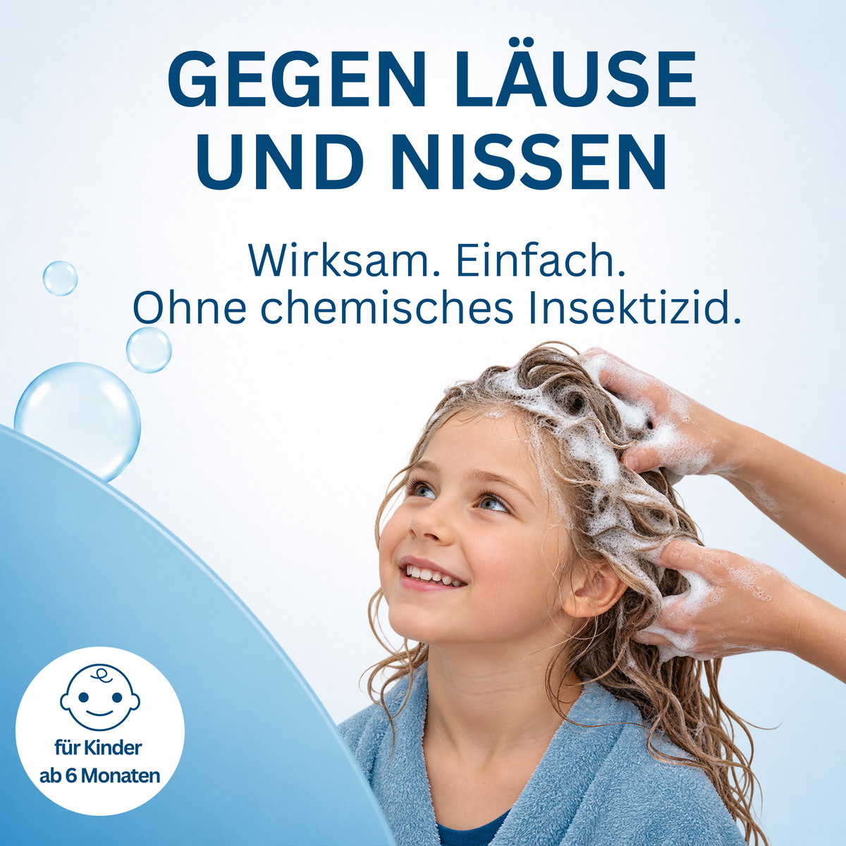 Lachendem Kind werden die Haare gewaschen.