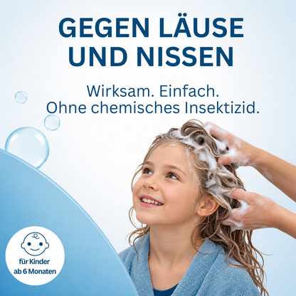 Lachendem Kind werden die Haare gewaschen.