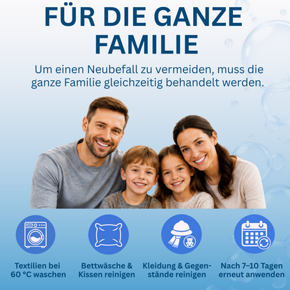 Eltern mit zwei Kindern lächeln. 